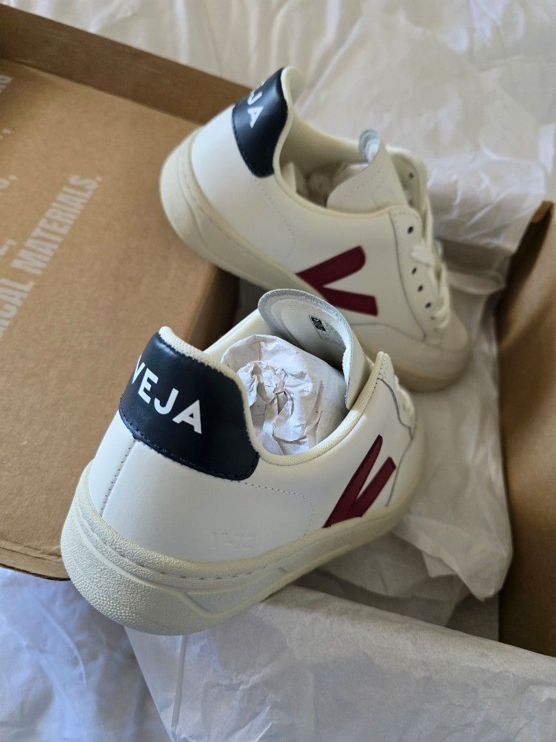 Veja V-12 Leather Extra White Marsala (Category: Sneakers) located in Lipa City. Submitted by nix_picks (Listing ID 1468080808, Image 3). Description: EU36 brand new and original.