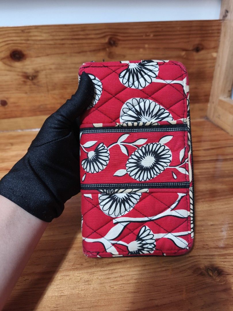 Vera Bradley Quilted zip wallet (Category: Wallets & Card holders) located in Baguio. Submitted by queenlyne_vintage_rare_finds (Listing ID 1468089632, Image 3). Description: .