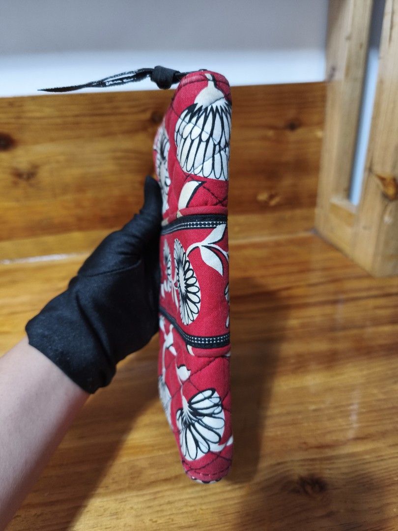 Vera Bradley Quilted zip wallet (Category: Wallets & Card holders) located in Baguio. Submitted by queenlyne_vintage_rare_finds (Listing ID 1468089632, Image 2). Description: .