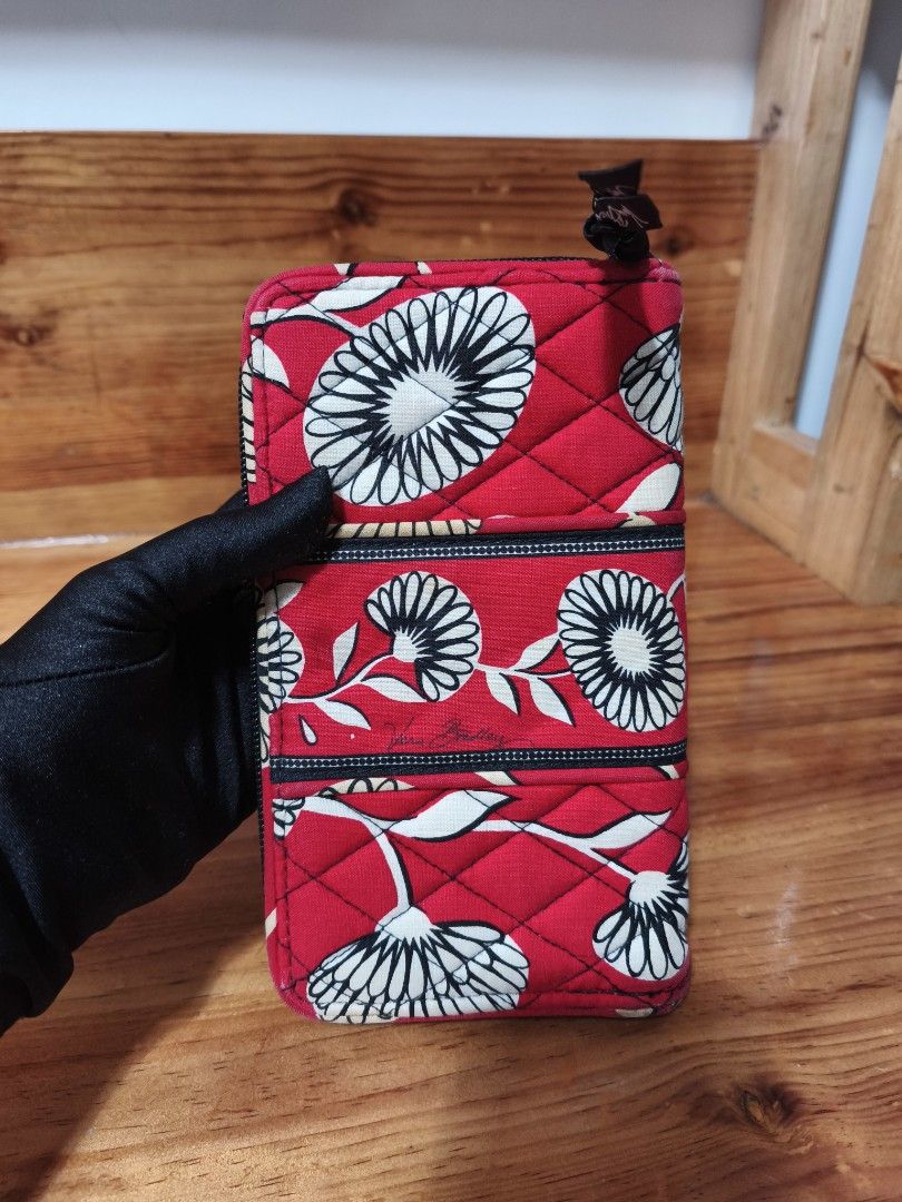 Vera Bradley Quilted zip wallet (Category: Wallets & Card holders) located in Baguio. Submitted by queenlyne_vintage_rare_finds (Listing ID 1468089632, Image 1). Description: .