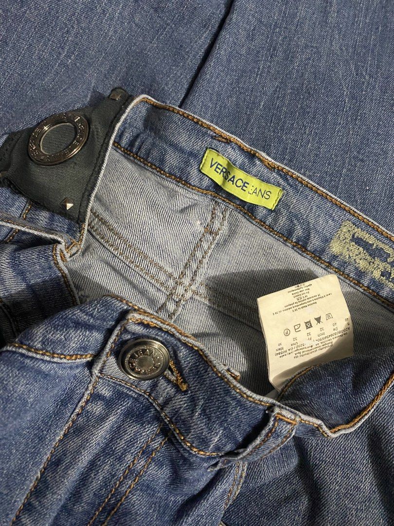 Versace Jeans (Category: Jeans) located in Mandaluyong City. Submitted by aiztyle (Listing ID 1468090147, Image 2). Description: Versace Stretchable Jeans Size 32 on tag Measurement: Waist 32”-33” Length 42” Original Price 15k +++ Note: Kindly check the last photo for the tolerable and minimal stain for your proper reference. Selling SUPER LOW @ Php500.00 only.