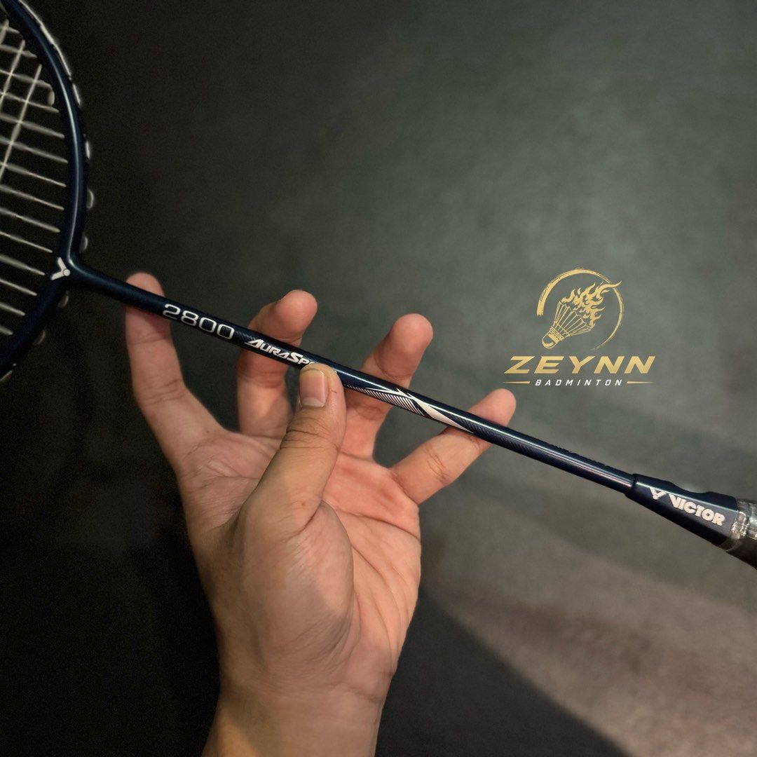 Victor AuraSpeed 2800 ( Dark Blue ) - Authentic / Original (Category: Racket and Ball Sports) located in Las Pinas. Submitted by lvespinaa (Listing ID 1468139668, Image 3). Description: ‼️AVAILABLE ONHAND : VICTOR AURASPEED 2800‼️ Featuring a lightweight feel that’s easy to use and control. A good choice for beginners and players who want a simple, easy-to-use racket for their games! 💯 NOW AVAILABLE AT ZEYNN BADMINTON 🏸 Victor AuraSpeed 2800 ( 