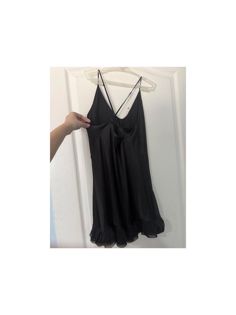 SALE!! Victoria’s Secret Crossback Lingerie (Category: Undergarments & Loungewear) located in Legazpi City. Submitted by alyblueberyl (Listing ID 1468071908, Image 2). Description: Size Medium Ruffled Hem Adjustable Strap.