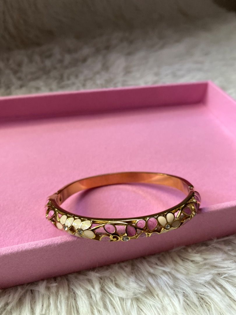 Vintage Bangles (Category: Body Jewelry) located in Caloocan City. Submitted by silenthawk.18becb (Listing ID 1468195351, Image 1). Description: Vintage bangles •non-tarnish wuth proper care •with box .
