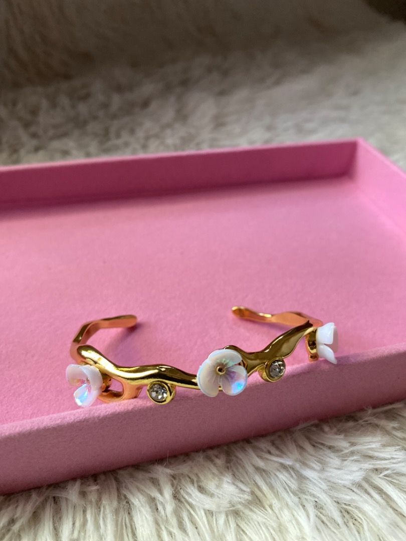 Vintage Bangles (Category: Body Jewelry) located in Caloocan City. Submitted by silenthawk.18becb (Listing ID 1468195351, Image 2). Description: Vintage bangles •non-tarnish wuth proper care •with box .