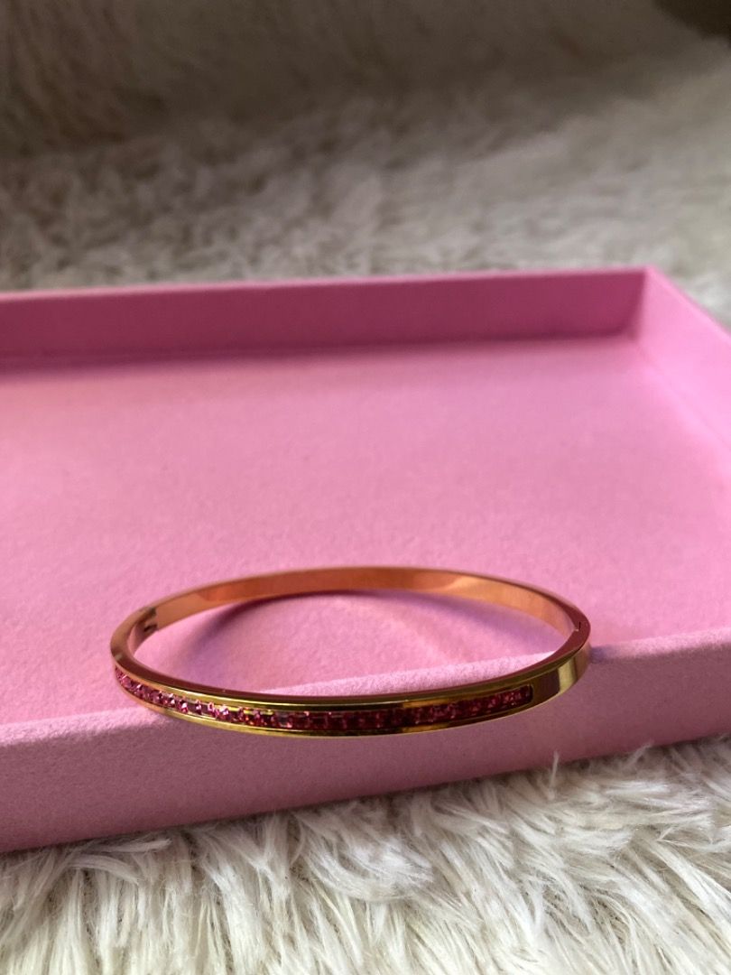 Vintage Bangles (Category: Body Jewelry) located in Caloocan City. Submitted by silenthawk.18becb (Listing ID 1468195351, Image 3). Description: Vintage bangles •non-tarnish wuth proper care •with box .