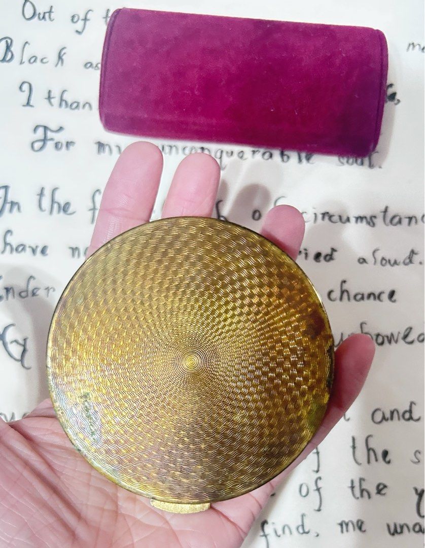 Vintage British Made Pressed Powder Case (Category: Other Accessories) located in Makati City. Submitted by cestparfaitvintagejewelries (Listing ID 1468181227, Image 3). Description: .