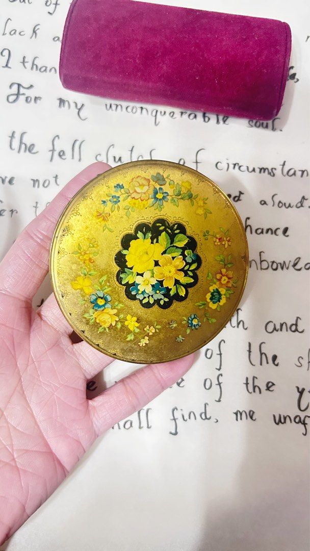 Vintage British Made Pressed Powder Case (Category: Other Accessories) located in Makati City. Submitted by cestparfaitvintagejewelries (Listing ID 1468181227, Image 2). Description: .