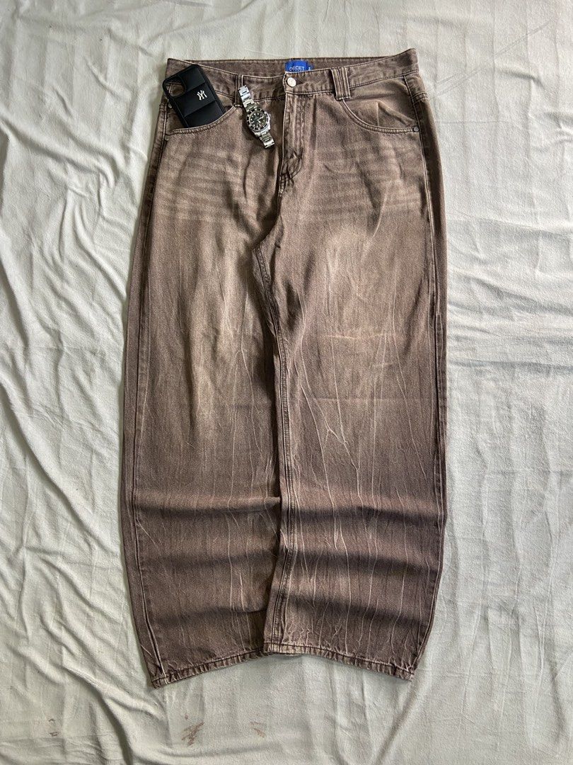 VINTAGE BROWN BAGGY PANTS (Category: Jeans) located in Bacolod City. Submitted by clerkhexx (Listing ID 1468245695, Image 1). Description: BAGGY BROWN VINTAGE WASHED PANTS Brand: DECENT Measurements: Waist: 34-35 Lenght: 43 Thigh: 15 Leg Hole: 10 Mine: 500 Condition of this item 10 - color rate 10- ISSUE NEED HARD WASH IDK IF REMOVABLE STAIN Check every photos for conditions of the item EOB / END OF BIDDING: TOMORROW (9:01pm THURSDAY) Please note