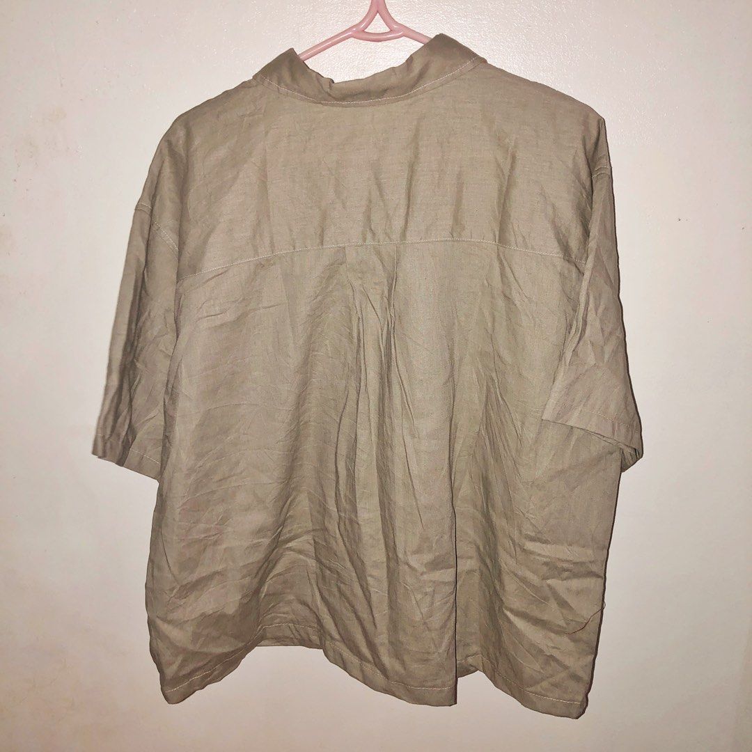 Vintage Brown Cropped Polo 🤎 (Category: Tshirts & Polo Shirts ) located in Antipolo. Submitted by minitaco (Listing ID 1468072372, Image 2). Description: A brown safari-inspired cropped polo that brings a rugged yet stylish touch to your everyday wardrobe! Features a classic collar, double front pockets, and a cropped silhouette for a unique blend of utility and streetwear aesthetics. The earthy brown tone makes it easy to pair with cargo pants,