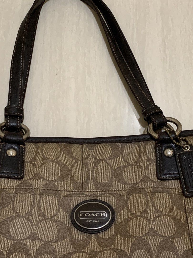 Vintage Coach Bag (Category: Tote Bags) located in Calamba. Submitted by wear_haus (Listing ID 1468146436, Image 2). Description: j&t/lalamove avail 📍Baclaran Cabuyao Laguna Gcash payment Dm to purchase .