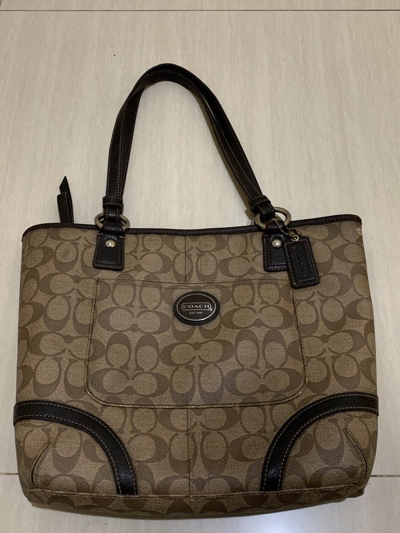 Vintage Coach Bag (Category: Tote Bags) located in Calamba. Submitted by wear_haus (Listing ID 1468146436, Image 1). Description: j&t/lalamove avail 📍Baclaran Cabuyao Laguna Gcash payment Dm to purchase .
