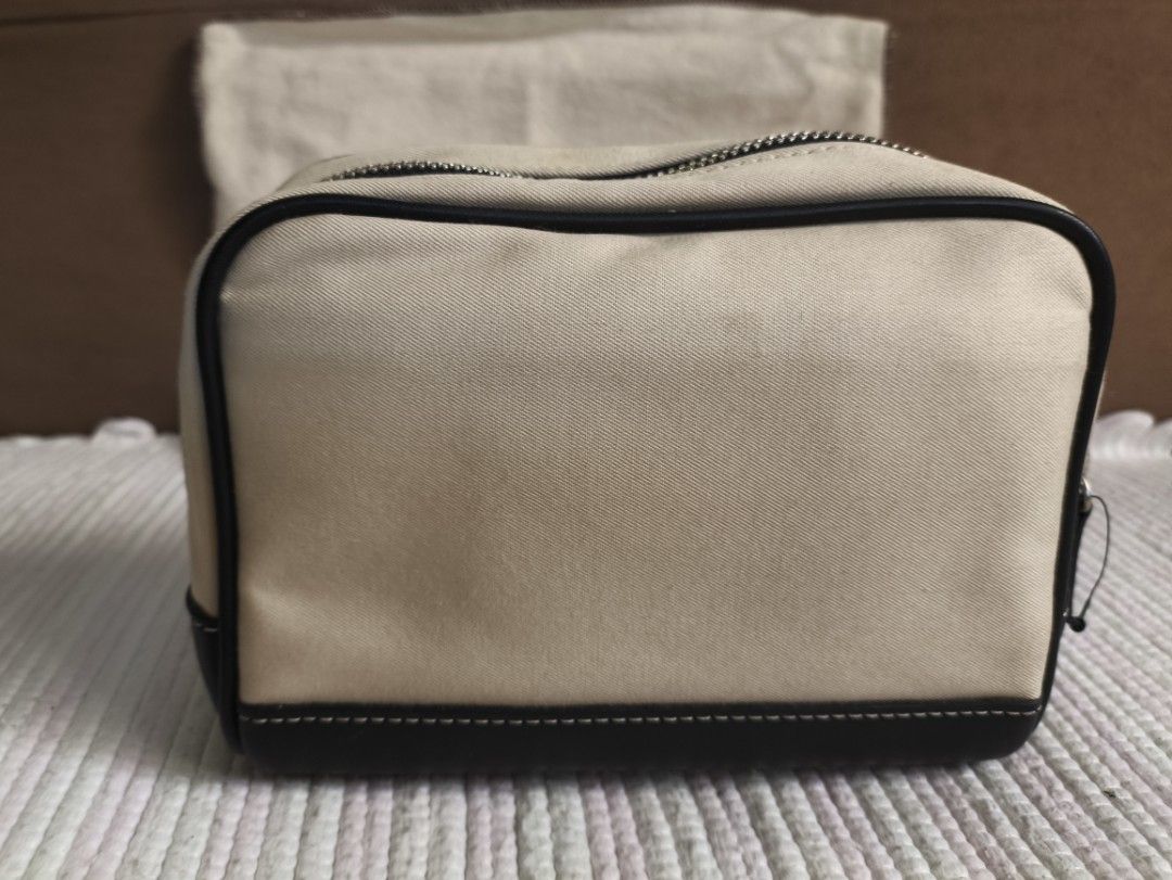Vintage Coach Hampton Cosmetic Pouch Canvass & Leather (Category: Purses & Pouches) located in San Jose. Submitted by nnayramsfinds (Listing ID 1468076372, Image 3). Description: -with dustbag and care card -SF is 75 -first photo is AI edit.