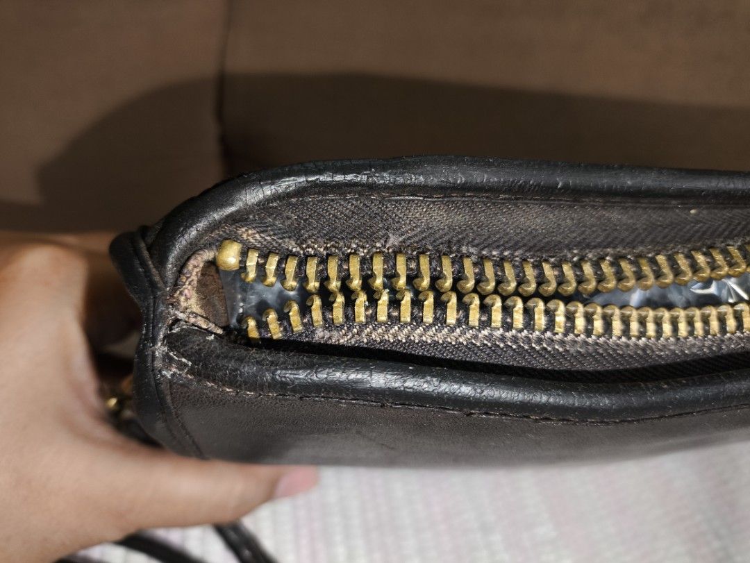 Vintage Coach NYC Basic Bag Style 9455 (Category: Shoulder Bags) located in San Jose. Submitted by nnayramsfinds (Listing ID 1468073968, Image 3). Description: -Well used, for its age (70s/80s) -NYC Plant -Missing hang tag -Sign of use in the zipper fabric, see photo -SF is 100 -1st photo is AI edit.