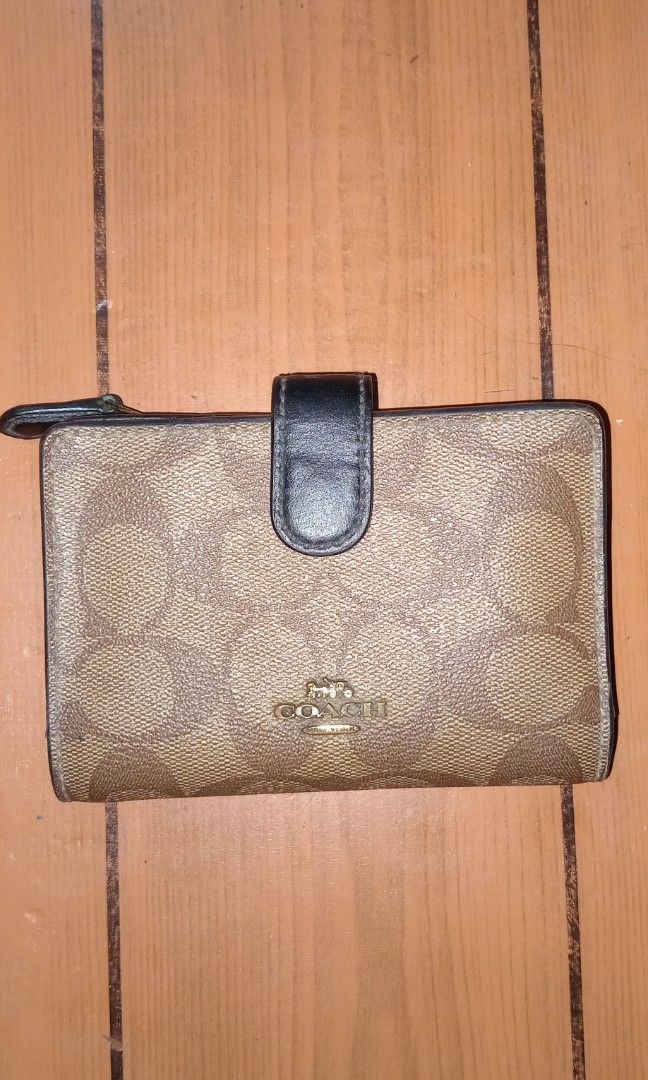 VINTAGE COACH WALLET (Category: Luxury Bags & Wallets) located in Makati City. Submitted by egsdhadghas (Listing ID 1468265383, Image 1). Description: in good condition..