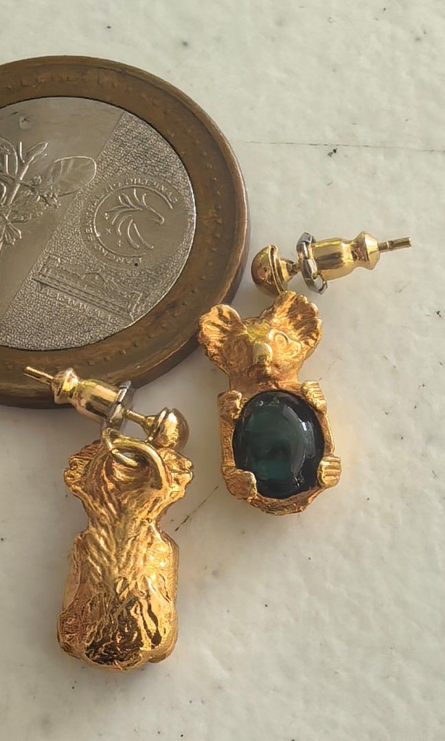 Vintage dangling earings with green accent (Category: Earrings) located in Tuguegarao City. Submitted by zenphoenix-7ad615 (Listing ID 1468070243, Image 2). Description: Japan earings With green stones or melted glass.