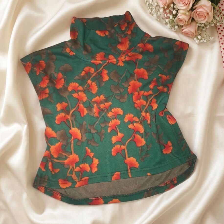 Vintage floral top (Category: Sleeveless) located in Manila. Submitted by elyvelleee (Listing ID 1468255710, Image 1). Description: Prettiest rare vintage floral top in rich forest green with vibrant orange flower prints, artsy and unique feminine statement piece 🌺🌿 — a charming and eye-catching floral top with a beautiful vintage-inspired print ♡ perfect for girls who love unique pieces that give an effortlessly artsy, feminine, and stylish lo