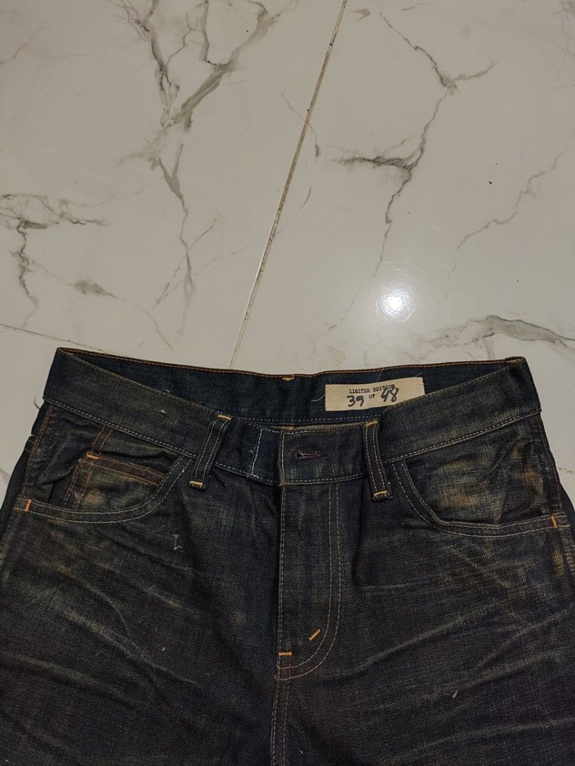 Vintage Levis Pants Limited Edition (Category: Jeans) located in Maria Aurora. Submitted by pewpewww22 (Listing ID 1468169988, Image 3). Description: waist 30 inch length 41.5 inch hem 7 inch walang button 606 .
