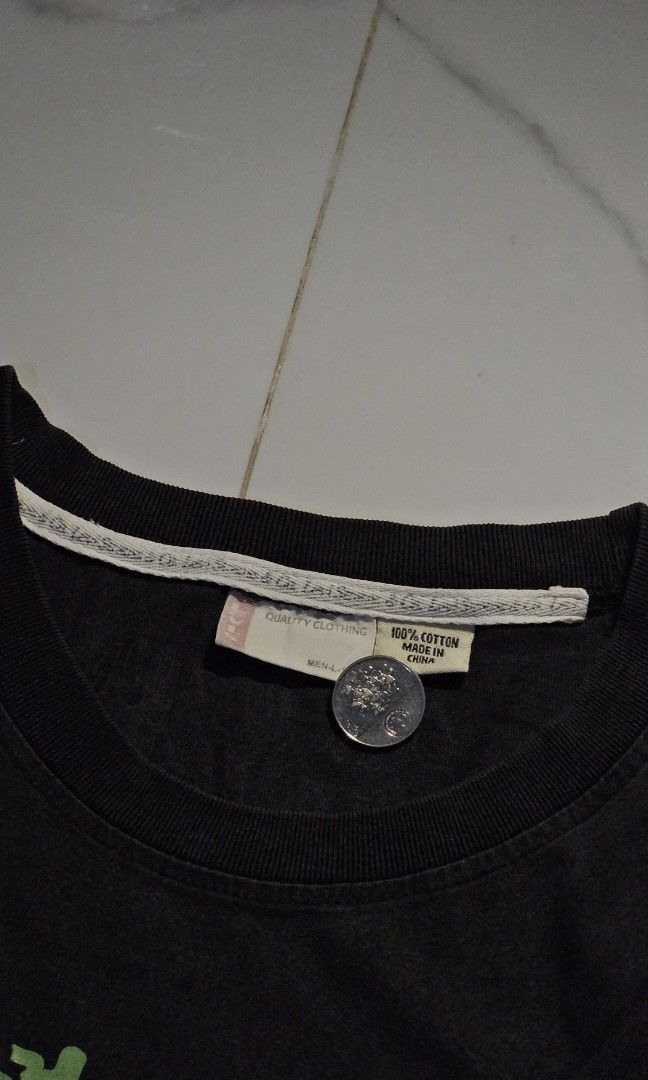 Vintage Levi's Shirt (Category: Tshirts & Polo Shirts ) located in Aroroy. Submitted by gabrizz_y (Listing ID 1468248900, Image 3). Description: Dimes: L - 27. 5 | C - 18 Issue: Has a few small holes. Color Rate 8/10.
