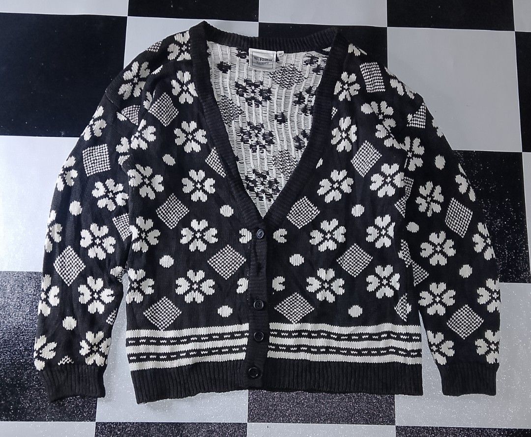 Vintage Melbourne Elements Cardigan (Category: Coats, Jackets and Outerwear) located in Binan City. Submitted by incnt (Listing ID 1468076005, Image 1). Description: 250 Pesos only add shipping fee Vintage Melbourne Elements Cardigan Size Medium 21*26 Very good condition *Issue ❗: 1 missing button The item in the image is a vintage black and white jacquard patchwork cardigan by the brand Melbourne Elements. It features a distinct V-neck button-up