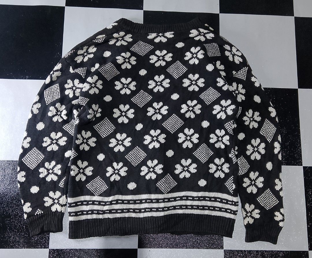 Vintage Melbourne Elements Cardigan (Category: Coats, Jackets and Outerwear) located in Binan City. Submitted by incnt (Listing ID 1468076005, Image 2). Description: 250 Pesos only add shipping fee Vintage Melbourne Elements Cardigan Size Medium 21*26 Very good condition *Issue ❗: 1 missing button The item in the image is a vintage black and white jacquard patchwork cardigan by the brand Melbourne Elements. It features a distinct V-neck button-up