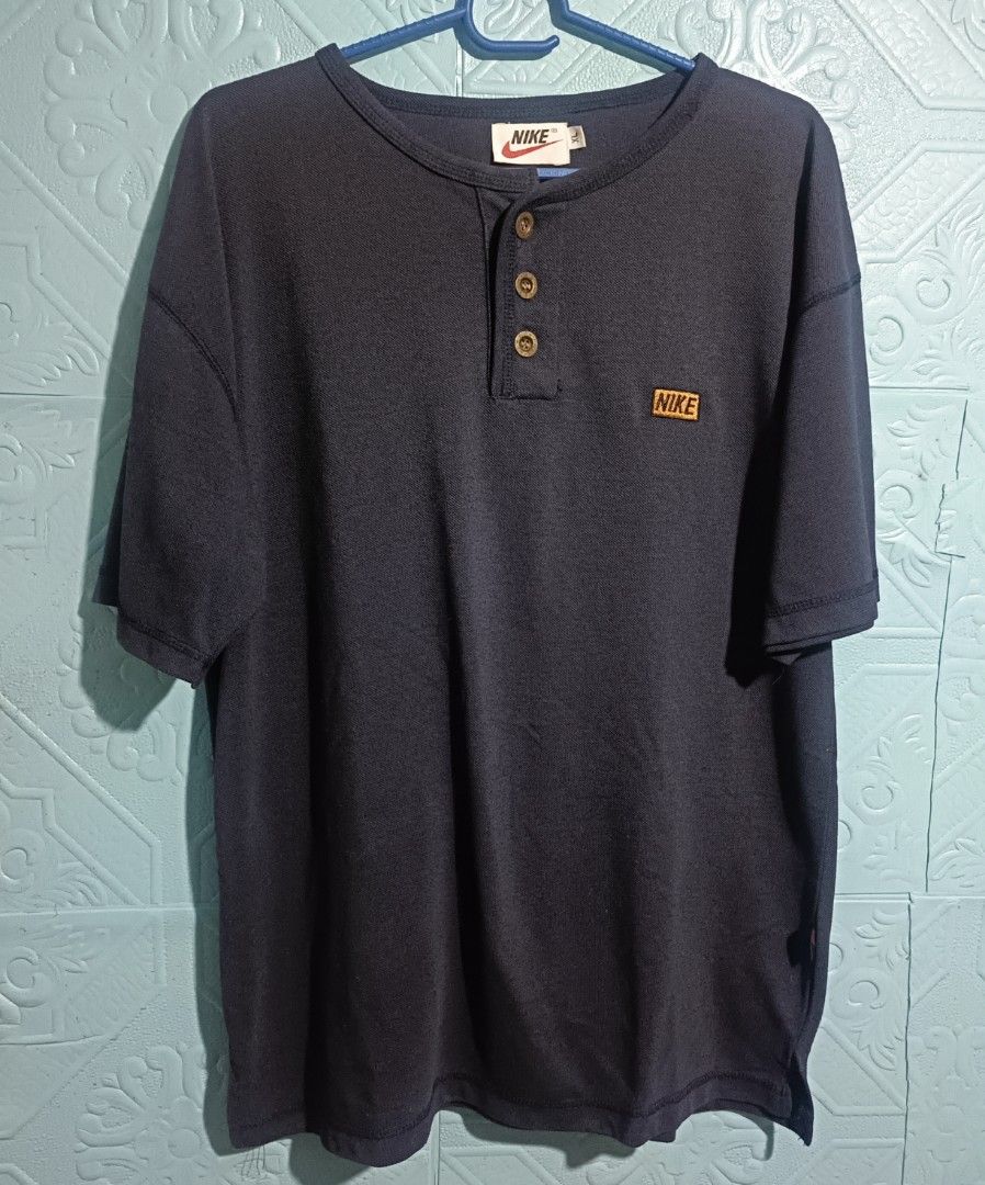 VINTAGE NIKE TSHIRT DATED IN 90'S single stitch (Category: Activewear) located in Quezon City. Submitted by zoesmithshop (Listing ID 1468225186, Image 1). Description: size - XL color- Navy blue single stitch Cotton material.