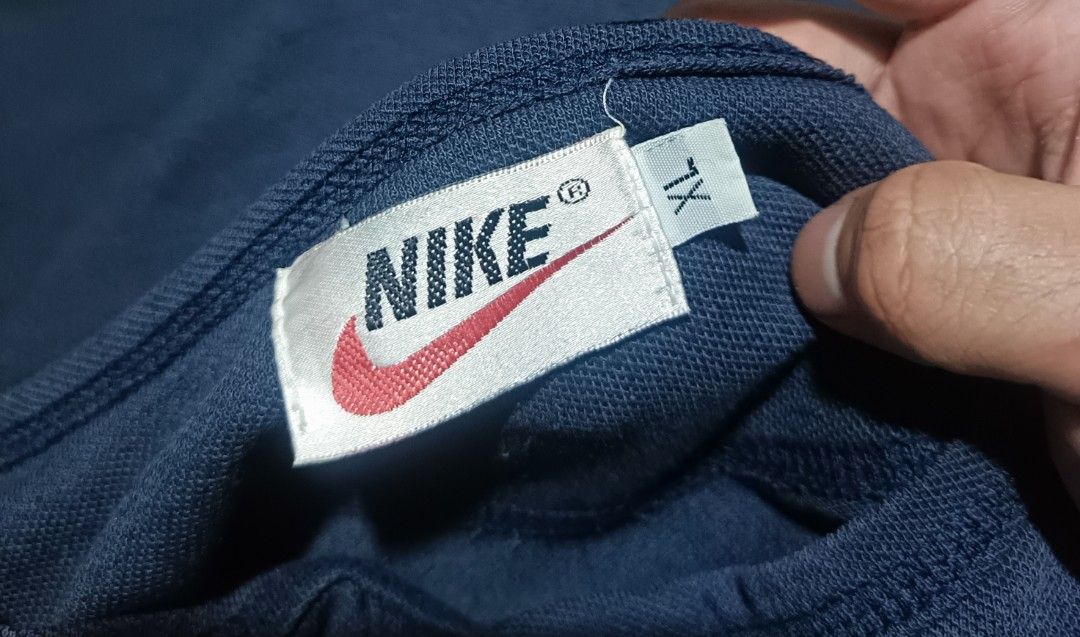 VINTAGE NIKE TSHIRT DATED IN 90'S single stitch (Category: Activewear) located in Quezon City. Submitted by zoesmithshop (Listing ID 1468225186, Image 2). Description: size - XL color- Navy blue single stitch Cotton material.