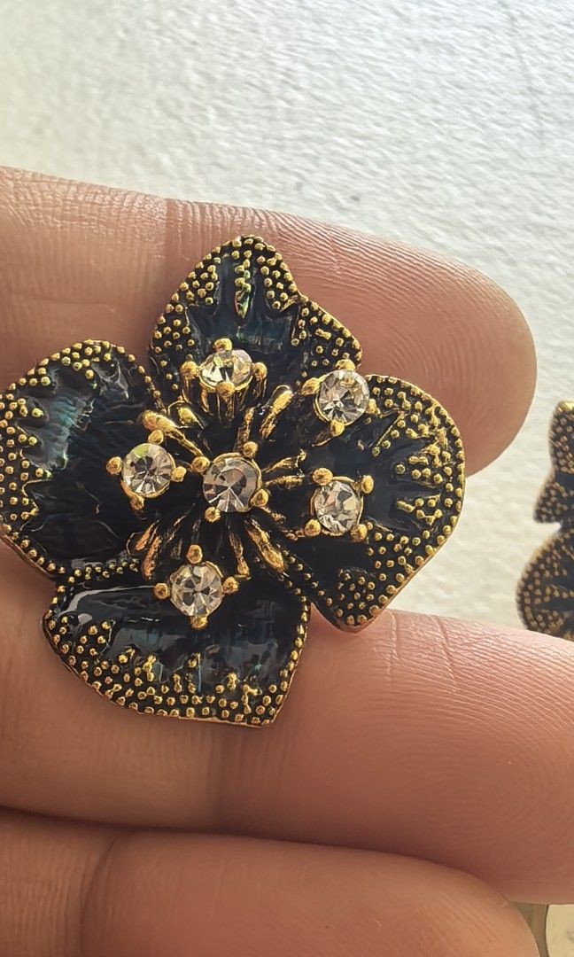 Vintage oversized flower earings (Category: Earrings) located in Tuguegarao City. Submitted by zenphoenix-7ad615 (Listing ID 1468067963, Image 2). Description: Super pretty in actual Blue color with stones.
