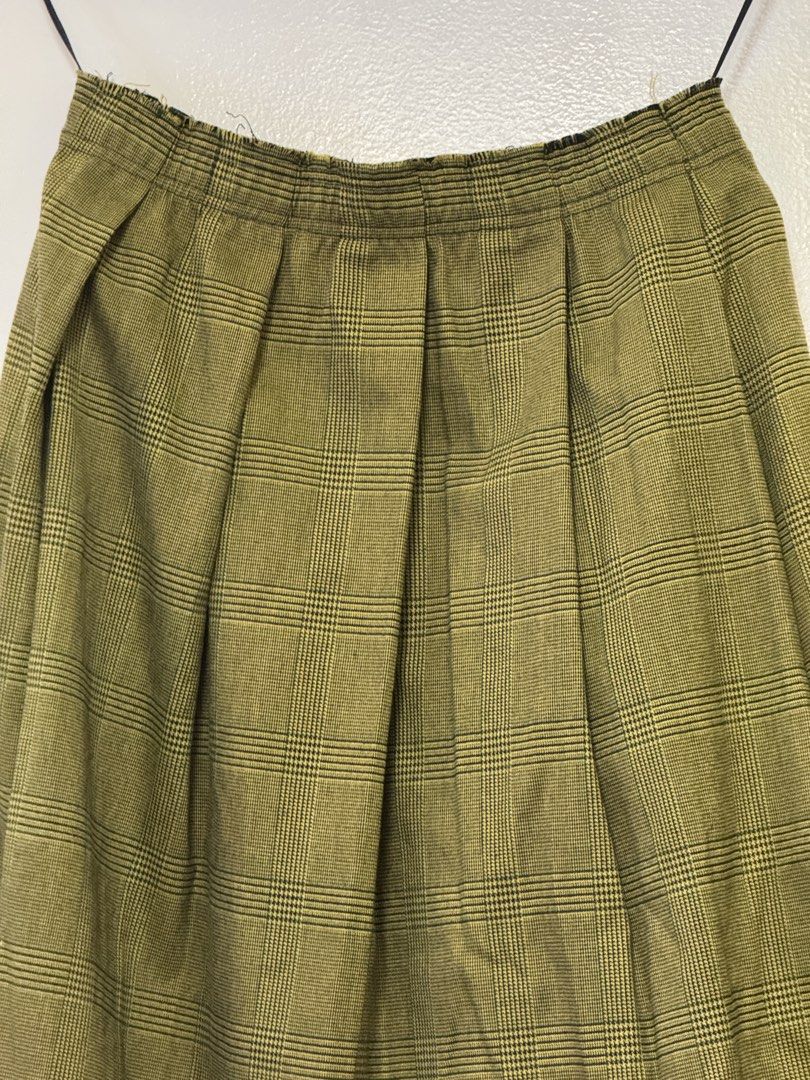 Vintage pleated patchwork midi skirt Size S M (Category: Skirts) located in Marikina City. Submitted by punch.studioph (Listing ID 1468100331, Image 3). Description: Skirt flowy Fits S to M.