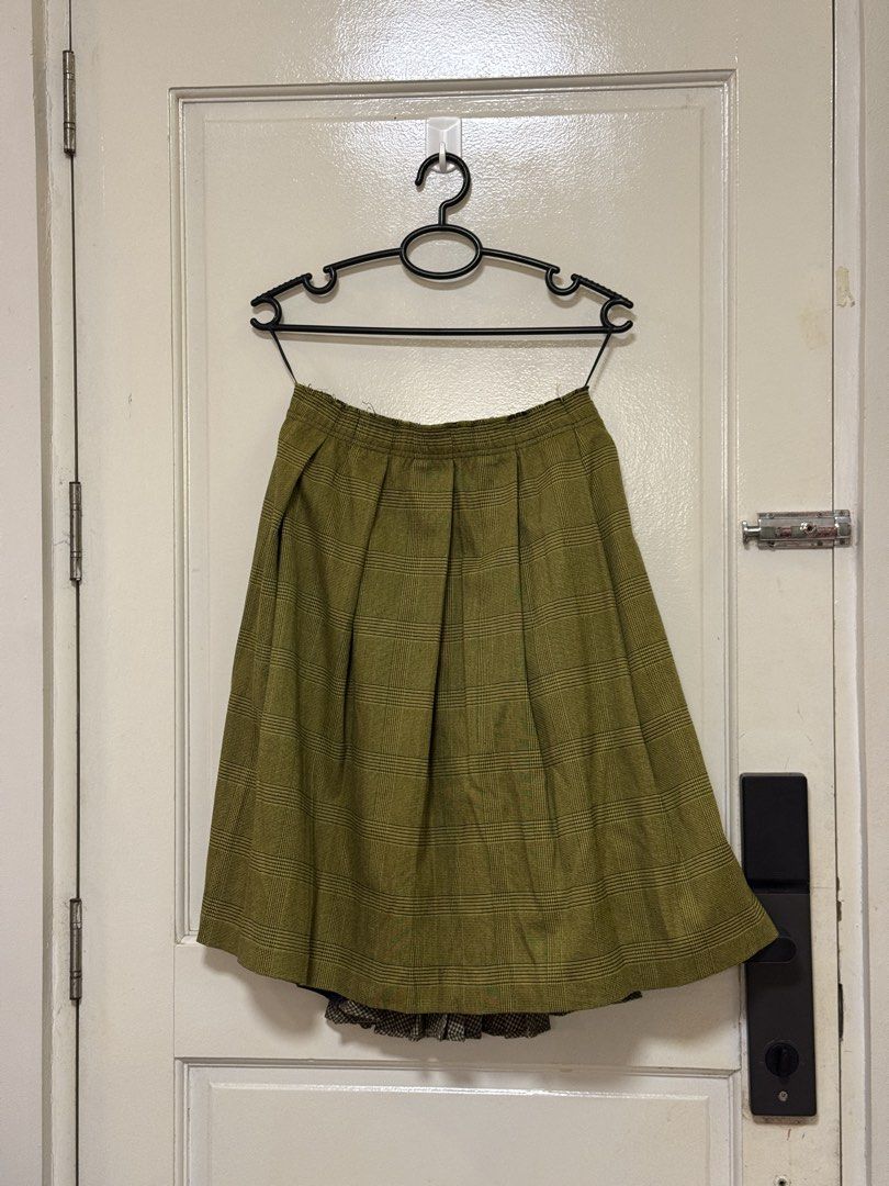 Vintage pleated patchwork midi skirt Size S M (Category: Skirts) located in Marikina City. Submitted by punch.studioph (Listing ID 1468100331, Image 2). Description: Skirt flowy Fits S to M.