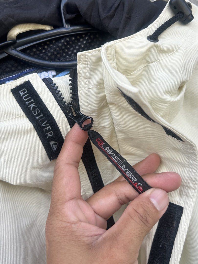 Vintage Quicksilver Windbreaker (Category: Coats, Jackets and Outerwear) located in Tuguegarao City. Submitted by 2giefinds (Listing ID 1468127971, Image 3). Description: Size: Medium on tag *best fit large Dimes: W:24 x L:29 Condition: Excellent Color Rate: 9.9/10 Issue: ❌.