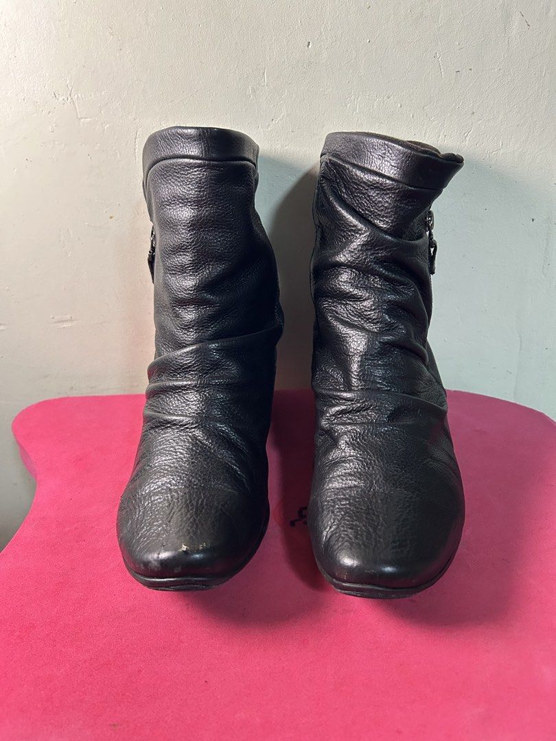 Vita Black Ankle Boots (Category: Boots) located in Quezon City. Submitted by jjsurplus_23 (Listing ID 1468199373, Image 3). Description: 24cm insole Made in Japan.