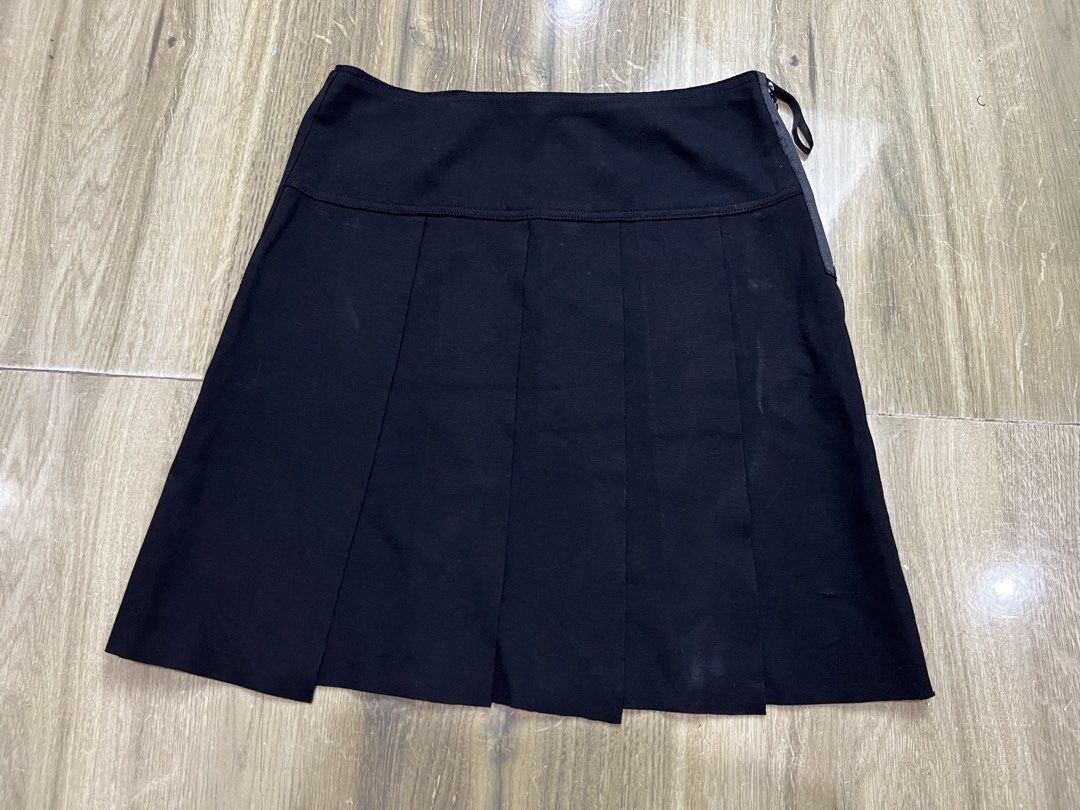 VIVIENNE TAM Pleated Skirt (Category: Skirts) located in Bulacan. Submitted by letsfindukaywithme (Listing ID 1468060964, Image 2). Description: VIVIENNE TAM Pleated Skirt Black Small on tag but can fit up to Large Waist: 31" Length: 18.5" Cotton strechable Like new No issue +sf payment first Ship via J&T.