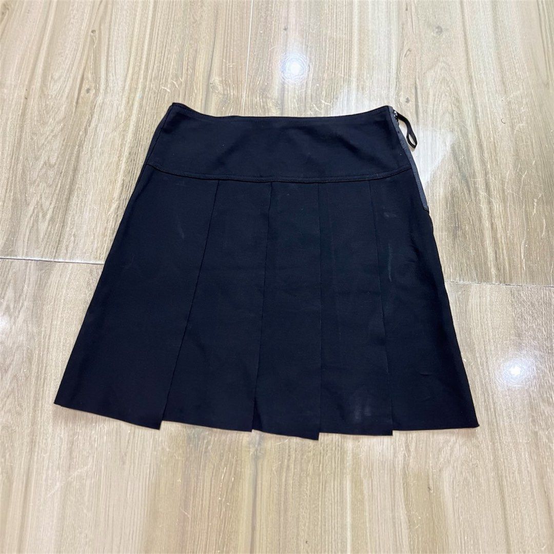 VIVIENNE TAM Pleated Skirt (Category: Skirts) located in Bulacan. Submitted by letsfindukaywithme (Listing ID 1468060964, Image 1). Description: VIVIENNE TAM Pleated Skirt Black Small on tag but can fit up to Large Waist: 31" Length: 18.5" Cotton strechable Like new No issue +sf payment first Ship via J&T.