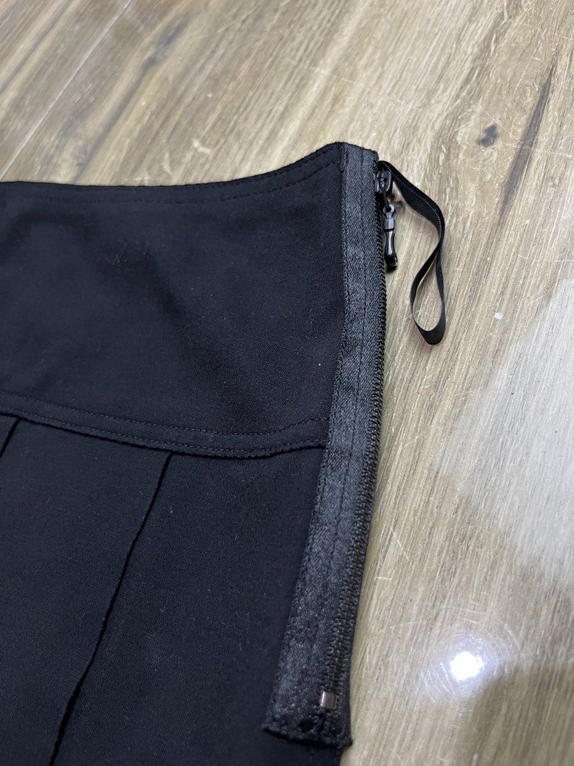 VIVIENNE TAM Pleated Skirt (Category: Skirts) located in Bulacan. Submitted by letsfindukaywithme (Listing ID 1468060964, Image 3). Description: VIVIENNE TAM Pleated Skirt Black Small on tag but can fit up to Large Waist: 31" Length: 18.5" Cotton strechable Like new No issue +sf payment first Ship via J&T.