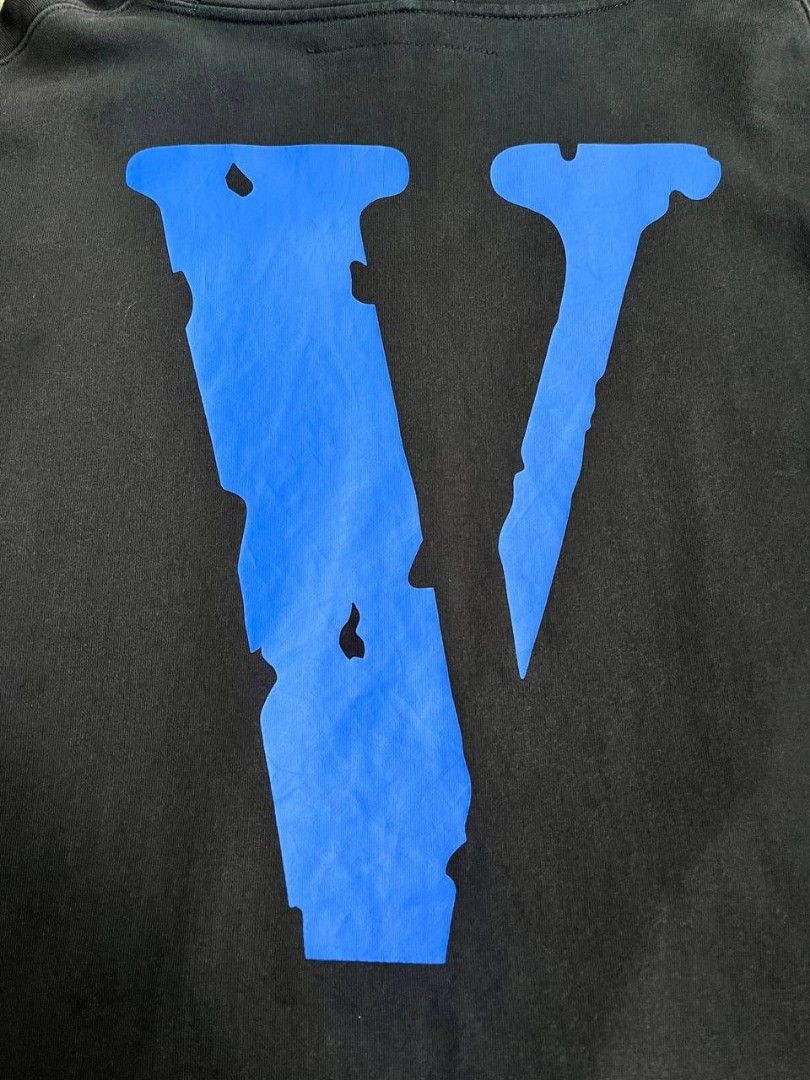 📌Vlone Hoodie (Authentic/Legit) (Category: Hoodies) located in Manila. Submitted by thriftortrick11 (Listing ID 1468094467, Image 3). Description: Dimes: 25/27 Color rate: 9/10 Condition: Good Issue: Stain.