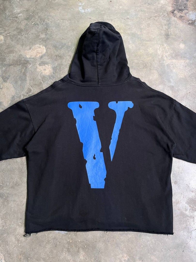 📌Vlone Hoodie (Authentic/Legit) (Category: Hoodies) located in Manila. Submitted by thriftortrick11 (Listing ID 1468094467, Image 1). Description: Dimes: 25/27 Color rate: 9/10 Condition: Good Issue: Stain.