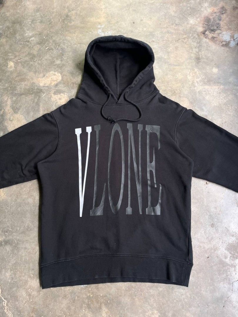 📌Vlone Reflecto (Authentic/Legit) (Category: Hoodies) located in Manila. Submitted by thriftortrick11 (Listing ID 1468094322, Image 3). Description: Dimes: 25/30 Color rate: 9/10 Condition: Good Issue: Crack Prints.