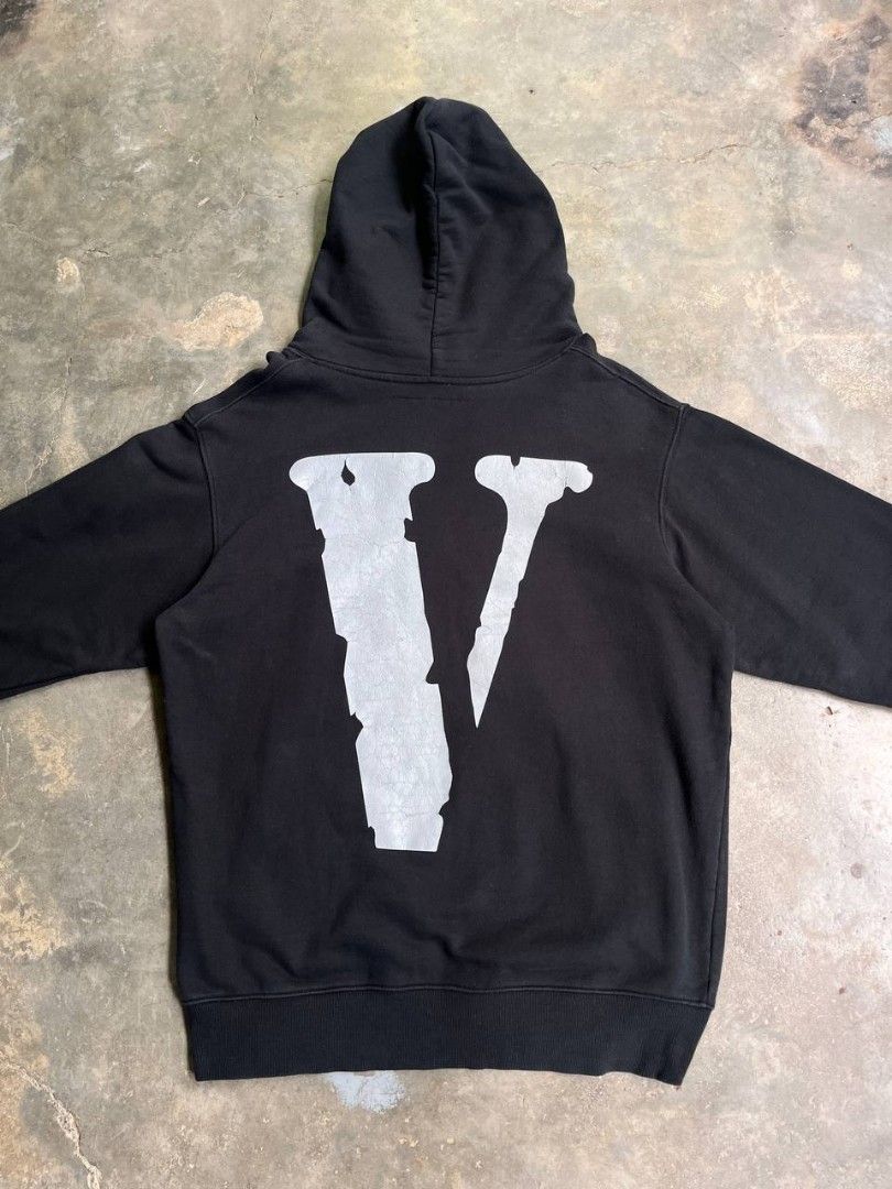 📌Vlone Reflecto (Authentic/Legit) (Category: Hoodies) located in Manila. Submitted by thriftortrick11 (Listing ID 1468094322, Image 1). Description: Dimes: 25/30 Color rate: 9/10 Condition: Good Issue: Crack Prints.
