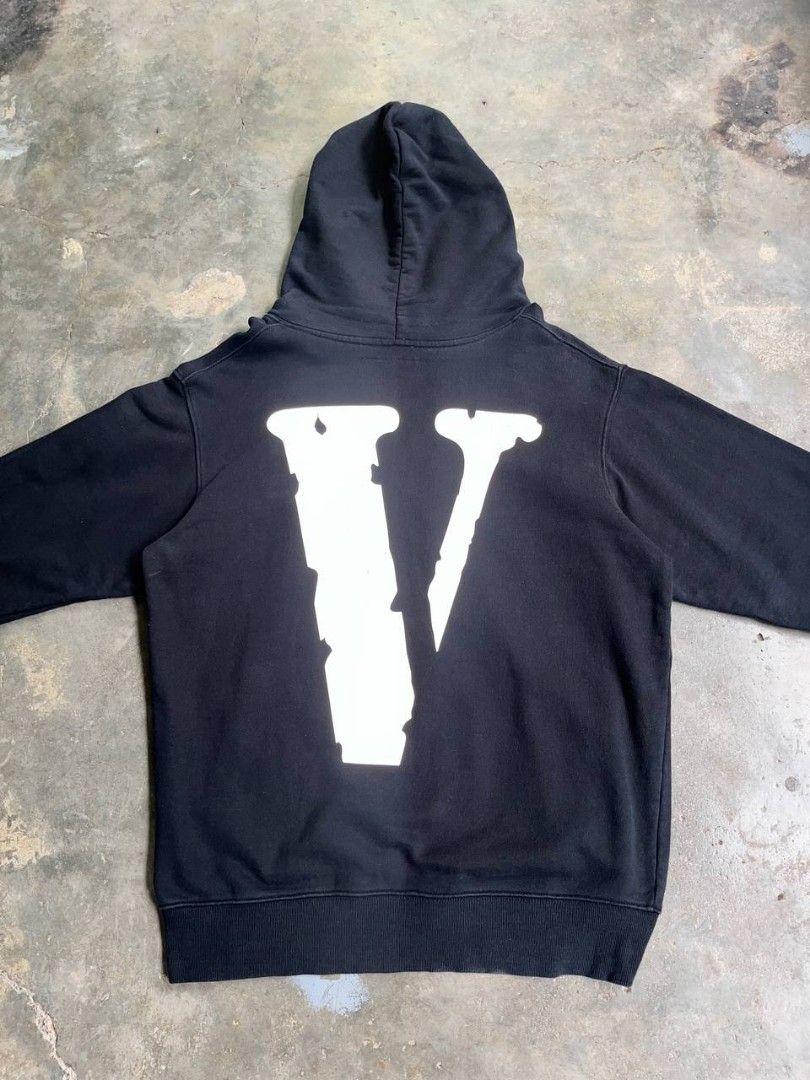 📌Vlone Reflecto (Authentic/Legit) (Category: Hoodies) located in Manila. Submitted by thriftortrick11 (Listing ID 1468094322, Image 2). Description: Dimes: 25/30 Color rate: 9/10 Condition: Good Issue: Crack Prints.