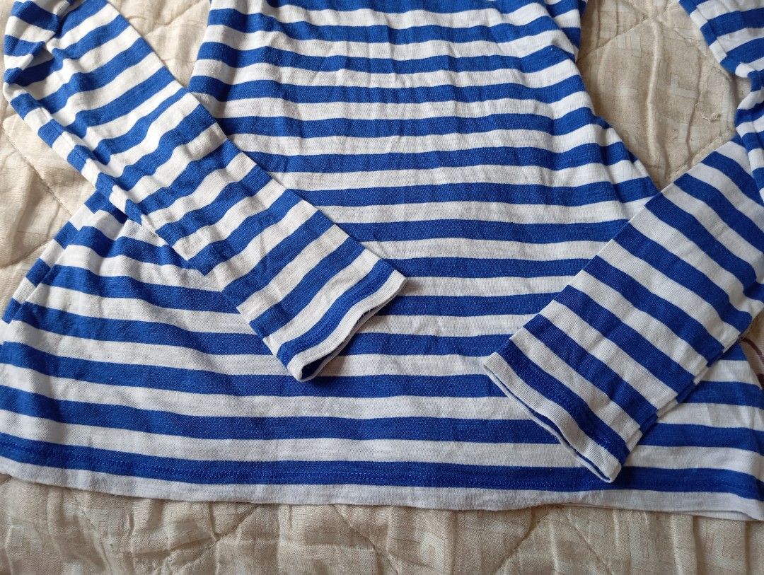 V-necks Hollister (Category: Longsleeves) located in Cavite. Submitted by alaalabuy_1 (Listing ID 1468097045, Image 3). Description: .