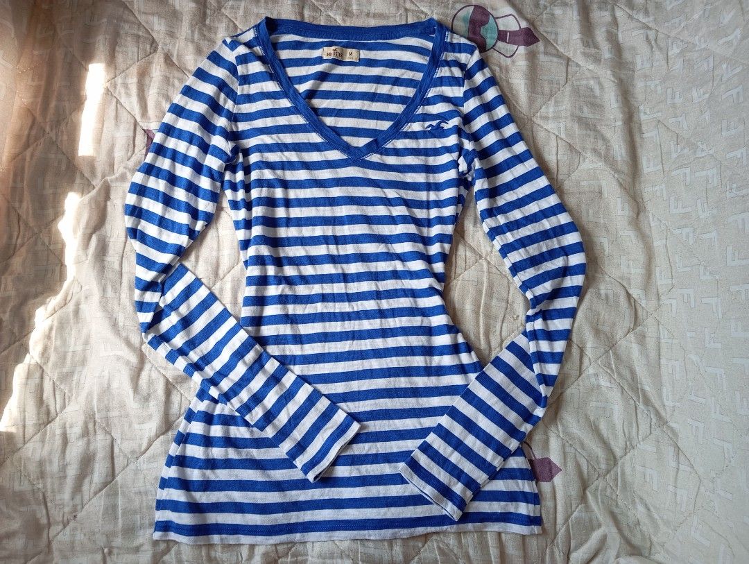 V-necks Hollister (Category: Longsleeves) located in Cavite. Submitted by alaalabuy_1 (Listing ID 1468097045, Image 1). Description: .