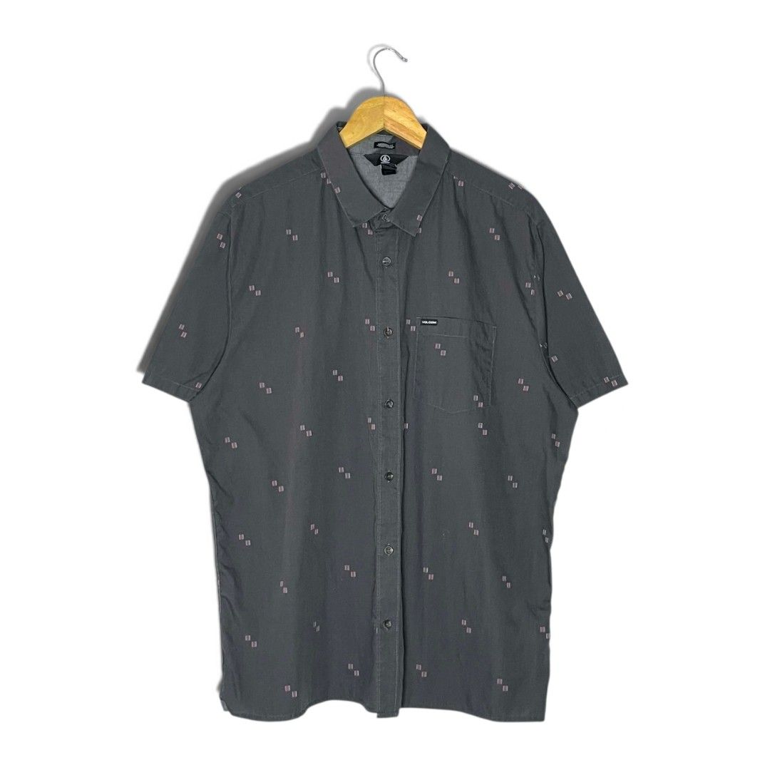 Volcom Men's Short Sleeve Button Down Shirt (Category: Tshirts & Polo Shirts ) located in Manila. Submitted by jphth_dgzmn (Listing ID 1468076687, Image 1). Description: Volcom Shortsleeve Button Up SIZE: XXL WIDTH: 24.5 inches LENGTH: 30 inches CONDITION: Like New ISSUE: No Issue LOCATION: Cabuyao, Laguna ₱680.