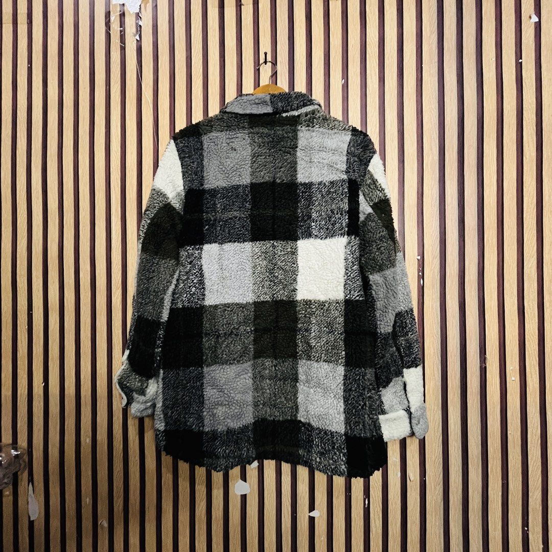 VOLCOM PLAID BLACK MEDIUM 23x29 (Category: Coats, Jackets and Outerwear) located in Dasmarinas. Submitted by yg_supplies (Listing ID 1468153476, Image 2). Description: VOLCOM PLAID BLACK MEDIUM 23x29.