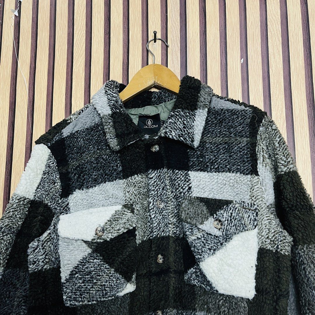 VOLCOM PLAID BLACK MEDIUM 23x29 (Category: Coats, Jackets and Outerwear) located in Dasmarinas. Submitted by yg_supplies (Listing ID 1468153476, Image 3). Description: VOLCOM PLAID BLACK MEDIUM 23x29.