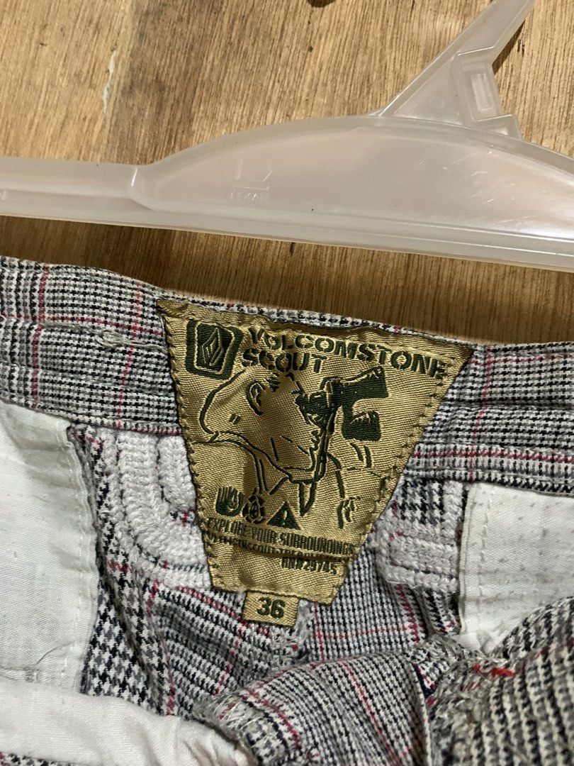 VOLCOMSTONE PLAID SHORT (Category: Shorts) located in Naga. Submitted by glicko_reiyuki08 (Listing ID 1468142469, Image 2). Description: VTG Volcomstone Scout Plaid Shorts Waist: 36 on tag but fits up to 38 Length: 22 Leg Hole: 14 Issue: Stains Condition: 9/10 Color rate: 9/10 250+ sf.