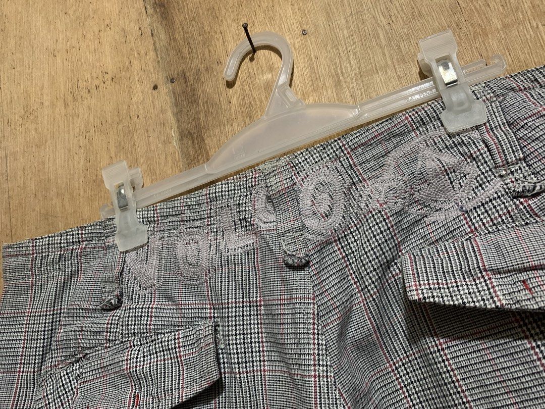 VOLCOMSTONE PLAID SHORT (Category: Shorts) located in Naga. Submitted by glicko_reiyuki08 (Listing ID 1468142469, Image 3). Description: VTG Volcomstone Scout Plaid Shorts Waist: 36 on tag but fits up to 38 Length: 22 Leg Hole: 14 Issue: Stains Condition: 9/10 Color rate: 9/10 250+ sf.