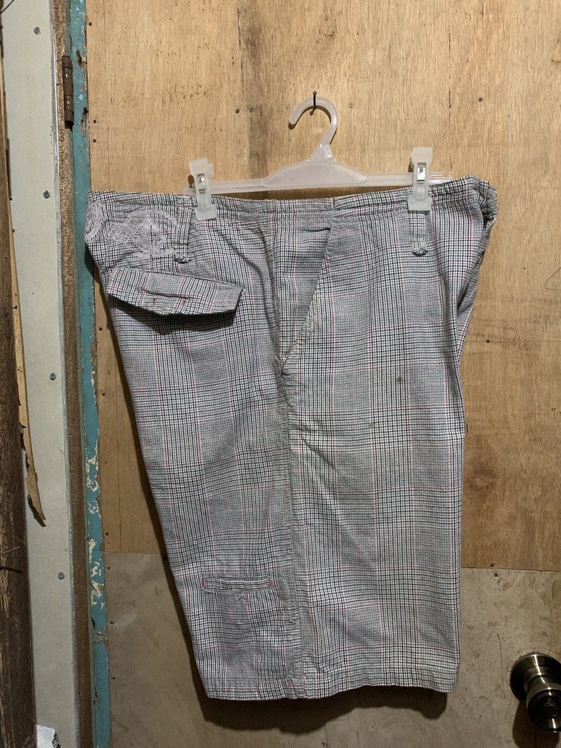VOLCOMSTONE PLAID SHORT (Category: Shorts) located in Naga. Submitted by glicko_reiyuki08 (Listing ID 1468142469, Image 1). Description: VTG Volcomstone Scout Plaid Shorts Waist: 36 on tag but fits up to 38 Length: 22 Leg Hole: 14 Issue: Stains Condition: 9/10 Color rate: 9/10 250+ sf.
