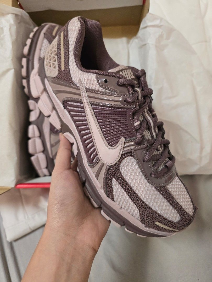 Vomero 5 Particle Rose (Category: Sneakers) located in Lipa City. Submitted by nix_picks (Listing ID 1468082648, Image 3). Description: US7W only brand new and original.