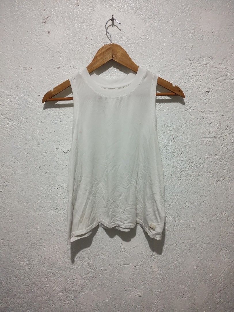 Vuori Energy Long Tank Top (Category: Activewear) located in Imus. Submitted by darylg88358770 (Listing ID 1468190413, Image 2). Description: - Brand: Vuori Energy - Style: Long activewear tank top, crew neck, sleeveless - Color: White - Details: Lightweight material with a small woven logo tag on the left hem - Ideal for: Gym workouts, running, or casual daily wear the items trifted fresh from bale need wash dimes 17x20 issue kita sa last pic..